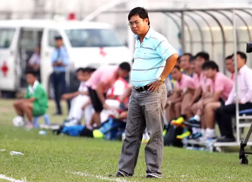 HLV Nhan Thiện Nhân cùng GĐĐH Võ Hoàng Phong đồng loạt nộp đơn xin nghỉ. Ảnh: Nhật Anh