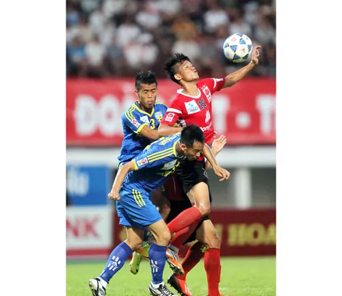 Trận thua trước ĐTLA càng làm HV An Giang chìm sâu dưới đáy bảng xếp hạng và gần hơn với chiếc vé play-off. Ảnh: Dũng Phương