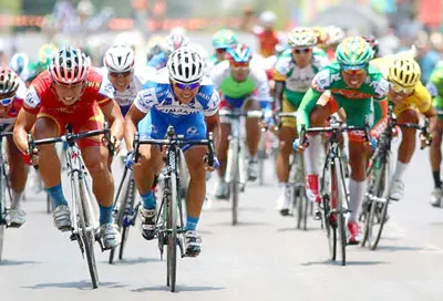 Các tay đua tung nước rút về đích. Ảnh: HUY LIÊM