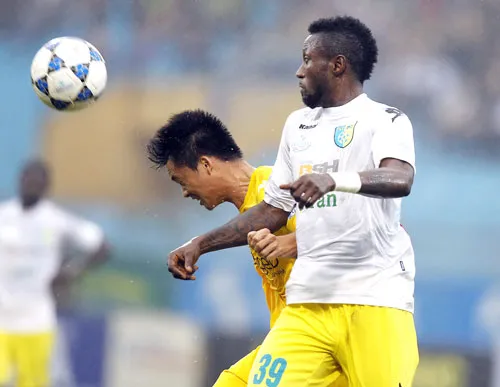 Cầu thủ Hoàng Vũ Samson (39-HN T&T) đang dẫn đầu “Vua phá lưới” với 12 bàn thắng. Ảnh: Minh Hoàng