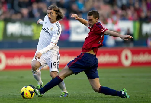 Luka Modric (trái, Real Madrid) đi bóng ở trận thắng 2-0 lượt đi tại Osasuna.