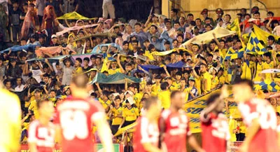 Trời mưa khiến khán giả đến sân không còn đông như những trận trước. Ảnh: Minh Hoàng