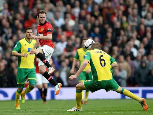 Sự bùng nổ trong hiệp 2 đã giúp Man.United (giữa) đè bẹp Norwich.