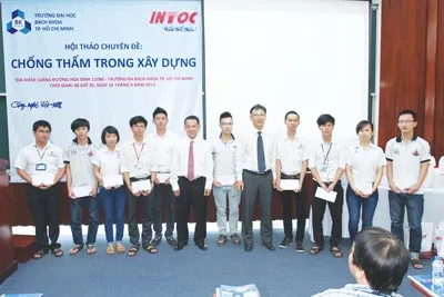 TS. Nguyễn Minh Tâm và Ông Đỗ Thành Tích tại lễ trao học bổng.