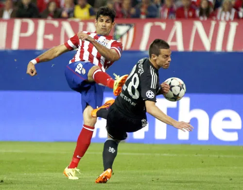 Diego Costa (trái, Atletico Madrid) sút bóng trước hậu vệ Cesar Azpilicueta (Chelsea).