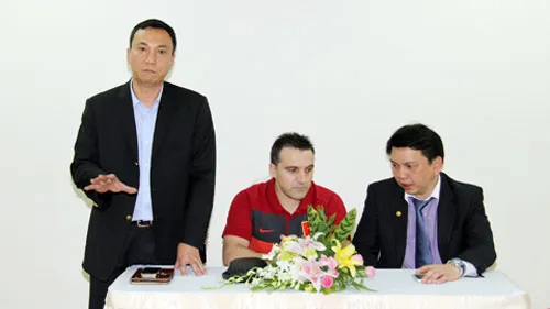 Phó Chủ tịch Trần Quốc Tuấn động viên đội trước ngày thi đấu.