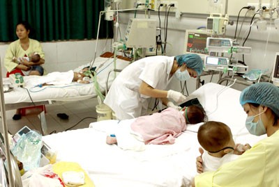 Measles children are being treated in the National Children Hospital in Hanoi (Photo: SGGP)