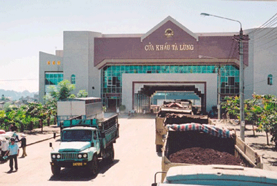 Lorries transport goods in an out the Ta Lung Border Gate which is one of the three border gates being merged into the new economic zones in Cao Bang Province. — VNA