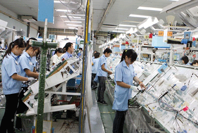 Employees work at a cable production line at the Sumi Hanel Cable Systems Company in Ha Noi's Sai Dong Industrial Zone. In 2013, electronics exports brought in $32.2 billion in revenues accounting for the biggest share of the country's exports. -VNA