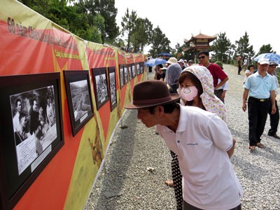 Visitors in the exhibition (Photo: Sggp)