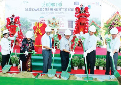Deputy secretary of the Ho Chi Minh City Party Committee, Nguyen Thi Thu Ha (L), and Quang Ngai leaders break ground for a special school (Photo:SGGP