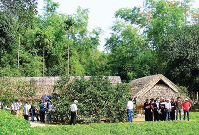 Crowded tourists chose Sen village as an attractive destination(Photo:SGGP)