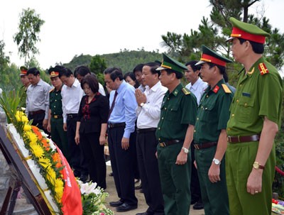 Leaders of Quang Binh Province pay their respects at General Vo Nguyen Giap’s grave (Photo:SGGP)