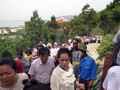 Thousands of people offer flowers and incense at the General’s grave (Photo:SGGP)