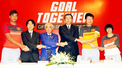 VFF Chairman Le Hung Dung, coach Miura and Tran Van Phat and Honda representatives at the contract signing ceremony on May 10 (Photo: SGGP)