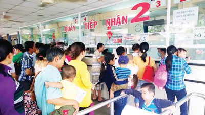 Parents and their kids are queuing in Children Hospital No.1 (Photo: SGGP)