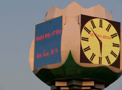 The temperature soars to 47 degrees Celsius on a public clock in a park along the Nhat Le River in Quang Binh Province (Photo: SGGP)