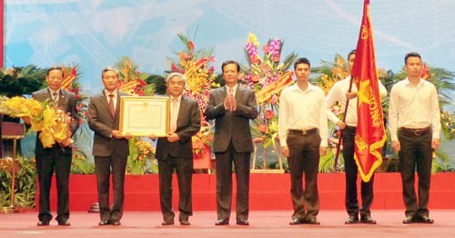 Prime Minister Nguyen Tan Dung conferred the Independence Medal, First Class, on the ministry (Photo:SGGP)
