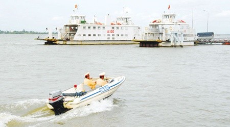 A police patrol checks waterway vessels on the Co Chien River in the southern province of Vinh Long's Long Ho District. — VNA/VNS Photo Thanh Vu