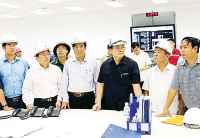 Deputy Prime Minister Hoang Trung Hai (black) visits a riot-hit company in Vung Ang Economic Zone, Ha Tinh Province, May 19 (Photo: SGGP)