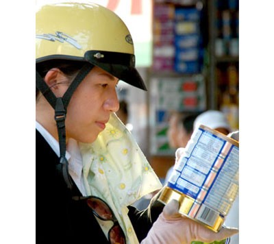 The Ministry of Finance issues a decree regulating retail and wholesale prices of formula milk for children below six (Photo: SGGP)