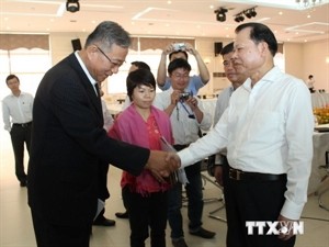 Deputy Prime Minister Vu Van Ninh meets representatives from foreign businesses (Photo: VNA)