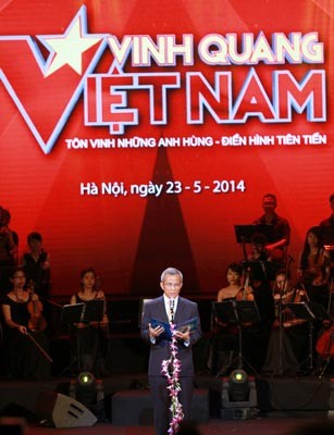 Chairman of the Vietnam General Confederation of Labor, Dang Ngoc Tung, speaks at the ceremony.