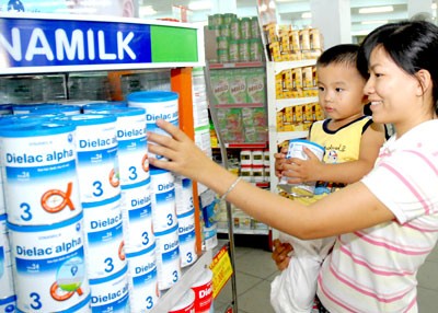 The Ministry of Finance will cap the prices of all formula milk for children below six (Photo: SGGP)