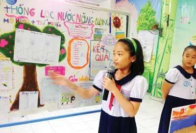 A small student is delivering a presentation at the science festival (Photo: SGGP)