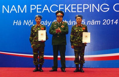 Minister of Defence General Phung Quang Thanh with Mac Duc Trong and Tran Nam Ngan, Vietnam’s first ever soldiers to join UN peacekeeping forces, in Hanoi on May 27. The two have since left for South Sudan (Photo:SGGP)