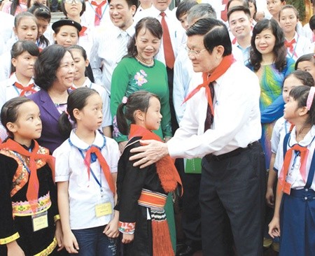 President Truong Tan Sang meets with disadvantaged children yesterday ahead of International Children's Day on June 1. — VNA/VNS Photo Nguyen Khang