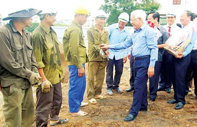 Miệt mài 3 ca trên công trường