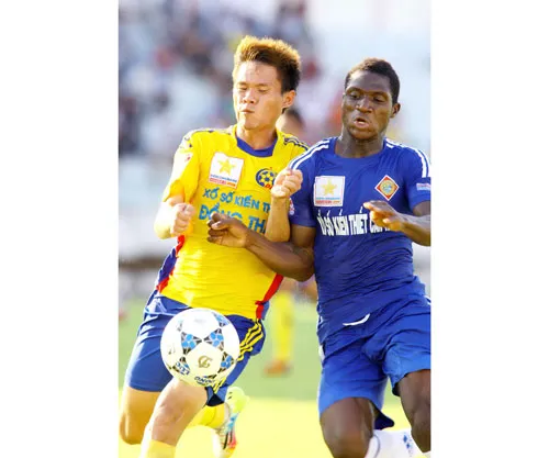 Hai hình ảnh đối lập của bóng đá miền Tây: Đồng Tháp (trái) thăng tiến ngôi đầu, Cần Thơ lại ở vị trí gần cuối bảng. Ảnh: Dương Thu