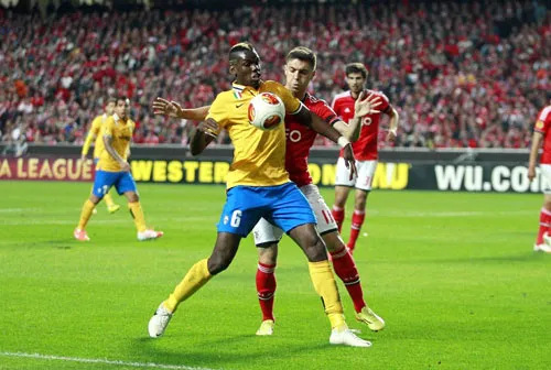 Paul Pogba (trái, Juventus) tranh bóng với Guilherme Siqueira (Benfica).
