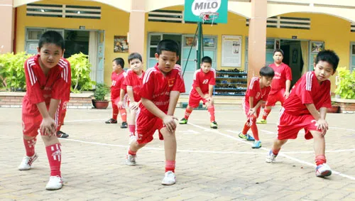 Các em đang khởi động trước khi tham gia trò chơi vận động cùng quả bóng tròn.