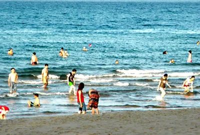 Khách du lịch nghỉ dưỡng tại Lăng Cô, Thừa Thiên - Huế.