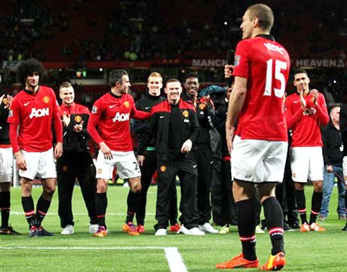 Rất đông các cầu thủ MU có mặt tại buổi lễ chia tay Nemanja Vidic. Ảnh: AP