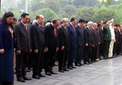 Lãnh đạo Đảng, Nhà nước dâng hương tại Nghĩa trang A1. Ảnh: QĐND