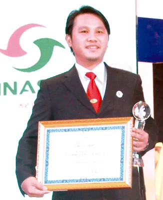 Doanh nghiệp TPHCM tiêu biểu: Ông Đặng Thành Duy - Phó TGĐ Vinasun Corp đại diện công ty nhận Giấy chứng nhận danh hiệu Doanh nghiệp TPHCM tiêu biểu 2012-2013 do bà Nguyễn Thị Thu Hà - Phó Bí thư Thành ủy TPHCM trao tặng.