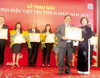 Vinasun Taxi - Thương hiệu Việt được yêu thích nhất năm 2013: Ông Tạ Long Hỷ - Phó TGĐ/TT kiêm GĐ Taxi Vinasun đại diện công ty nhận Bằng khen của UBND TPHCM do Phó Chủ tịch Nguyễn Thị Hồng trao tặng.