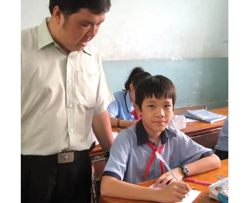 Thầy Trần Tuấn Anh, giáo viên dạy môn giáo dục công dân (trường THCS Bạch Đằng, Q.3 TPHCM) luôn dành tâm huyết, tình cảm trong những giờ dạy đạo đức cho học sinh