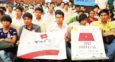 Đông đảo thành viên Hội Luật gia TPHCM, các giới thanh thiếu niên và người dân thành phố tham gia cuộc mít tinh