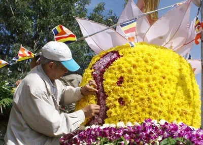 Chùa Tâm Ấn trang trí địa cầu và bản đồ Việt Nam .