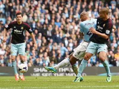Đội trưởng Vincent Kompany (số 4) tung cú sút ghi bàn ấn định chiến thắng 2 - 0 cho Man.City.