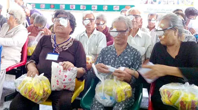 Thêm hàng trăm người nghèo sáng mắt