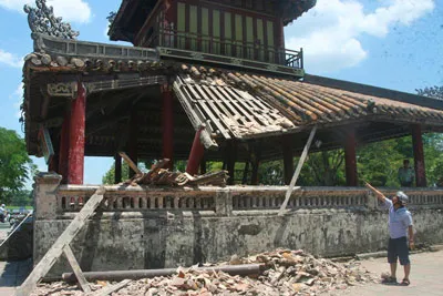Sập một góc Phu Văn Lâu trước mặt kinh thành Huế