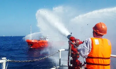 Trước hành vi ngang ngược liên tục 3 tàu vây ráp và bắn súng nước áp lực cao vào sáng 12-5, các thuyền viên tàu Kiểm ngư Việt Nam HP 926 đã dùng vòi cứu hỏa để đáp trả