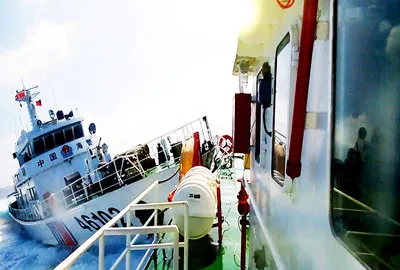 Tàu Hải cảnh Trung Quốc mang số hiệu 46102 đâm thẳng vào tàu Kiểm ngư Việt Nam KN 768 làm hư hỏng boong tàu