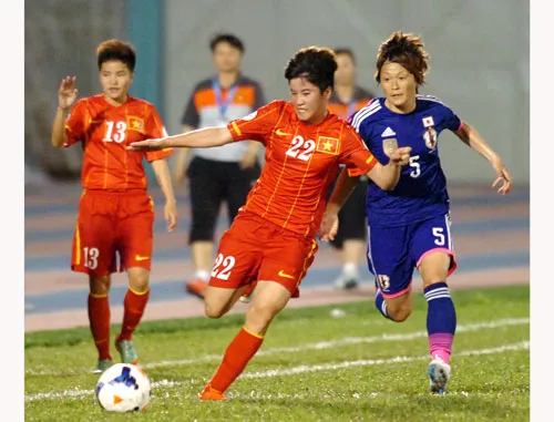 Cầu thủ Thanh Hương (22-Việt Nam) trong pha tranh chấp với hậu vệ Kamionobe (5-Nhật Bản). Ảnh: Nguyễn Nhân