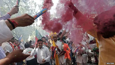 Người dân ủng hộ BJP ăn mừng chiến thắng.